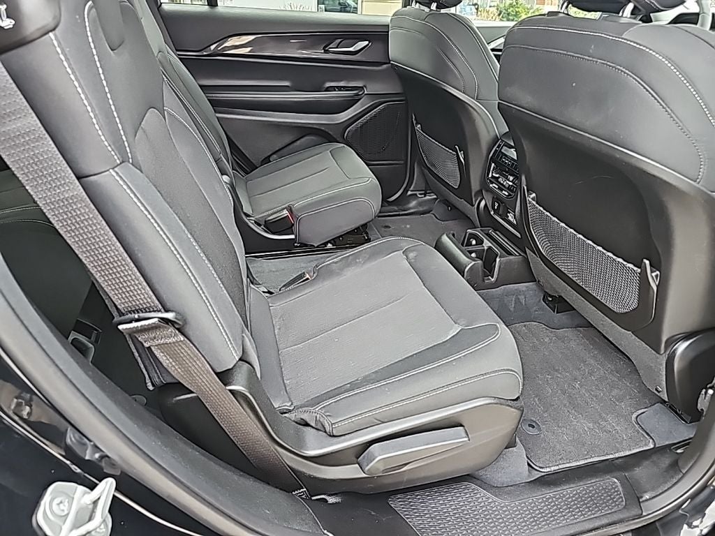 2023 Jeep Grand Cherokee L Laredo 4x4