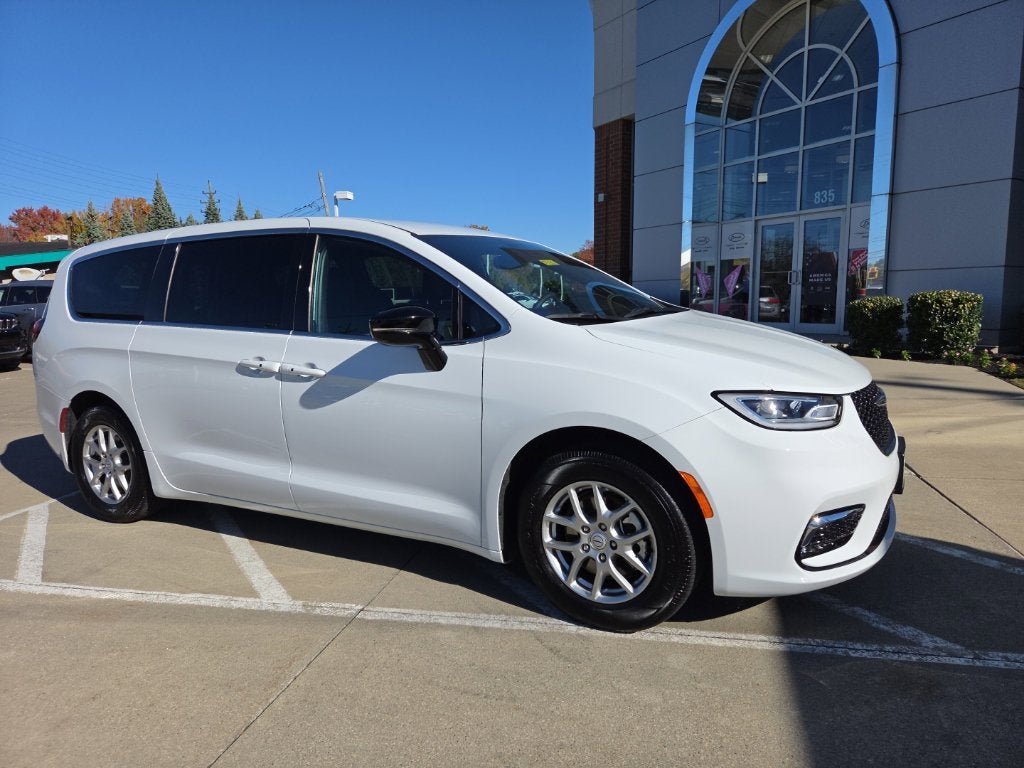 2026 Chrysler Pacifica Select