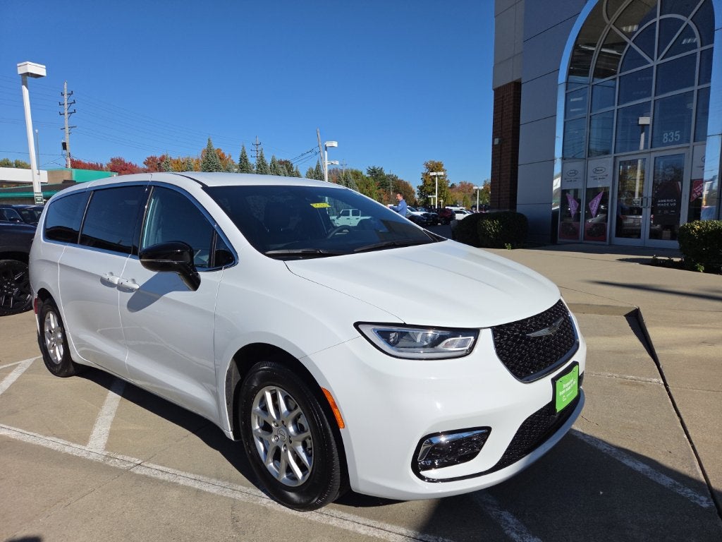 2026 Chrysler Pacifica Select