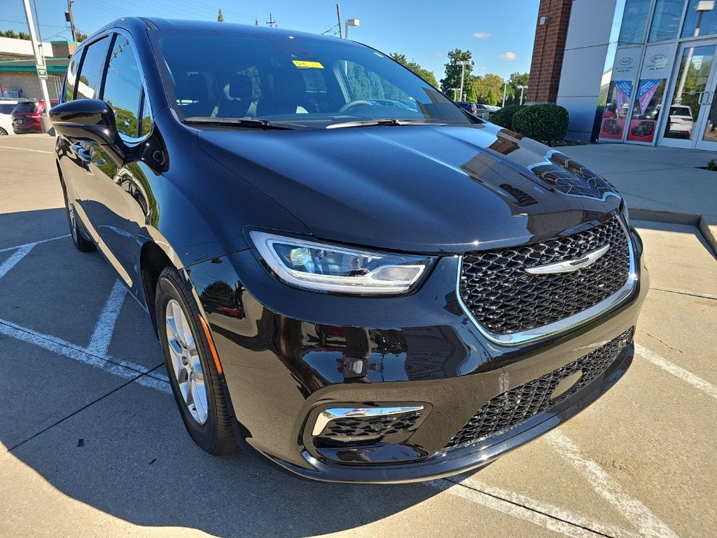 2026 Chrysler Pacifica Select