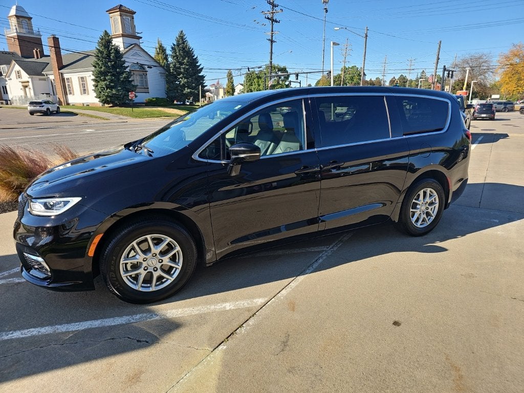 2026 Chrysler Pacifica Select