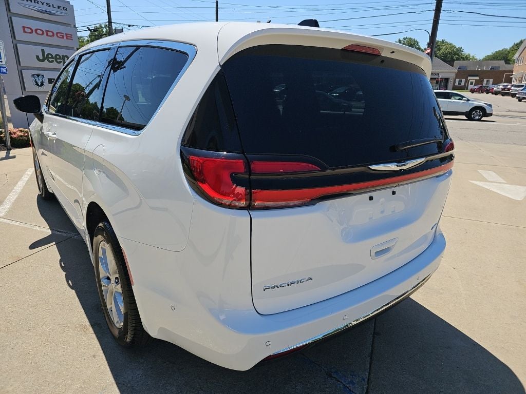 2025 Chrysler Pacifica Select