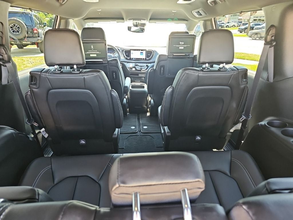 2025 Chrysler Pacifica Select