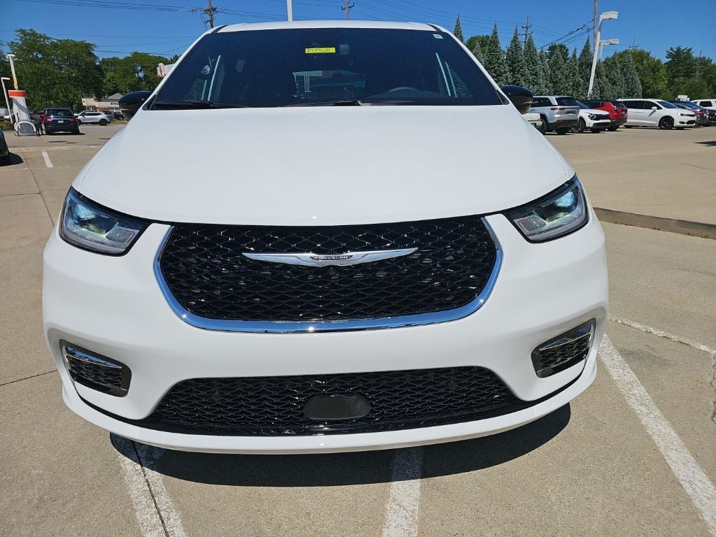 2025 Chrysler Pacifica Select