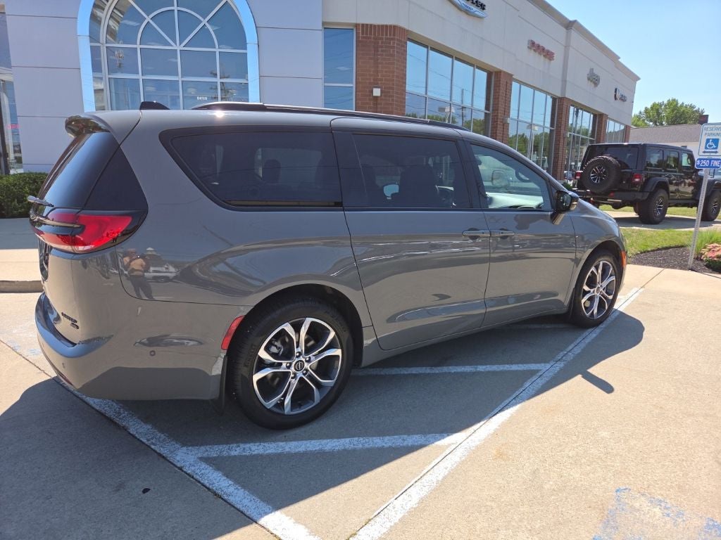 2025 Chrysler Pacifica Limited AWD