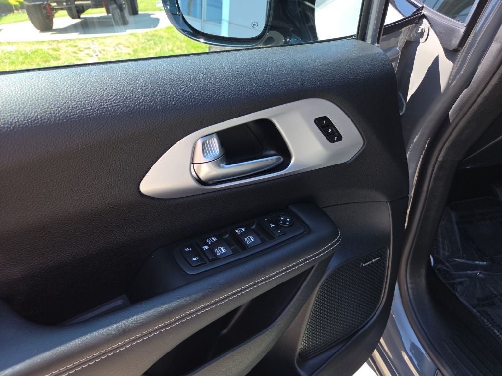 2025 Chrysler Pacifica Limited AWD