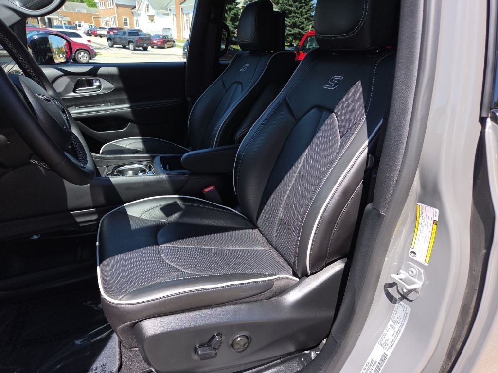 2025 Chrysler Pacifica Limited AWD